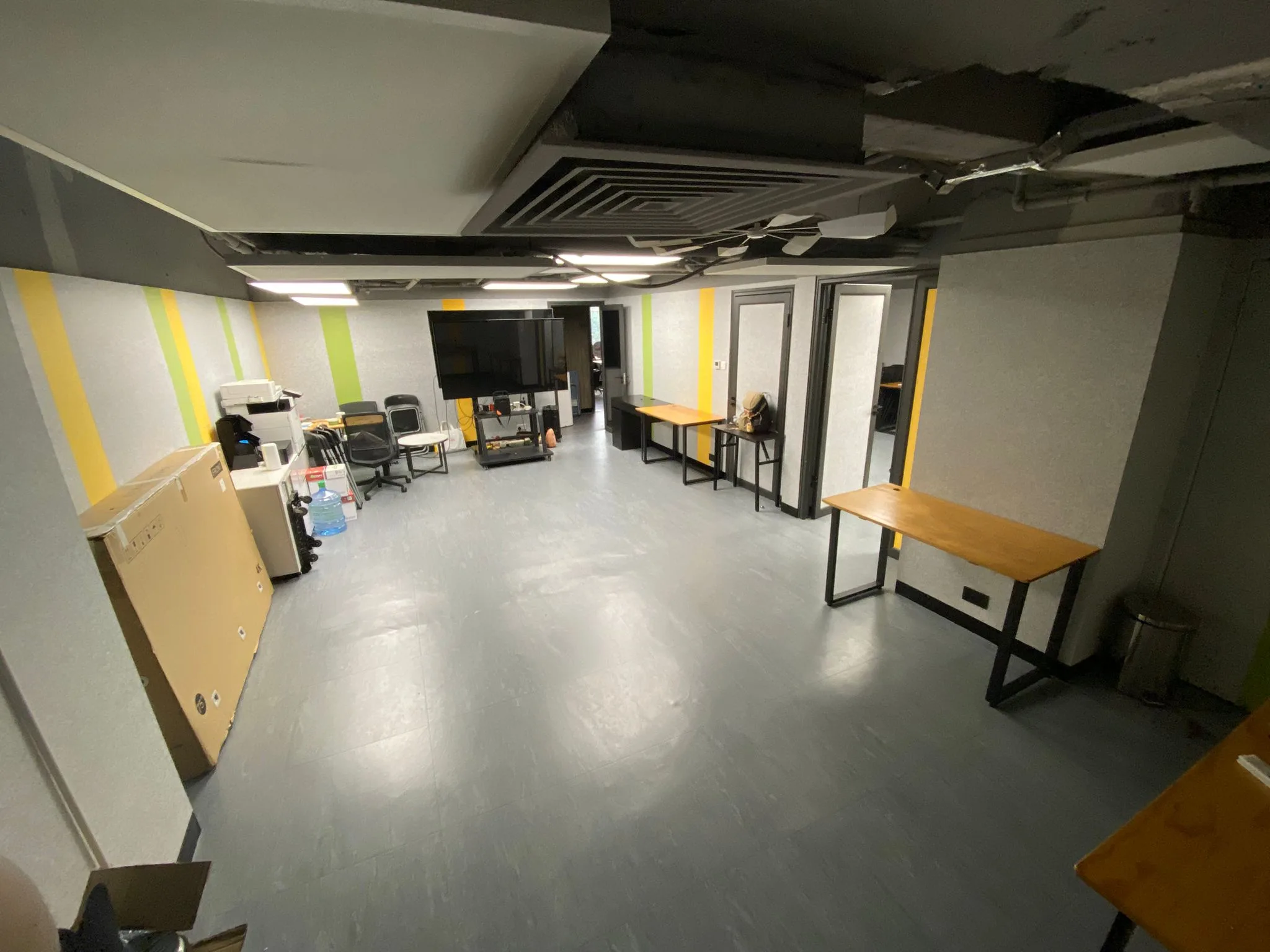 由房間另一端望向開放式場地 / View across the open-layout room from the other end