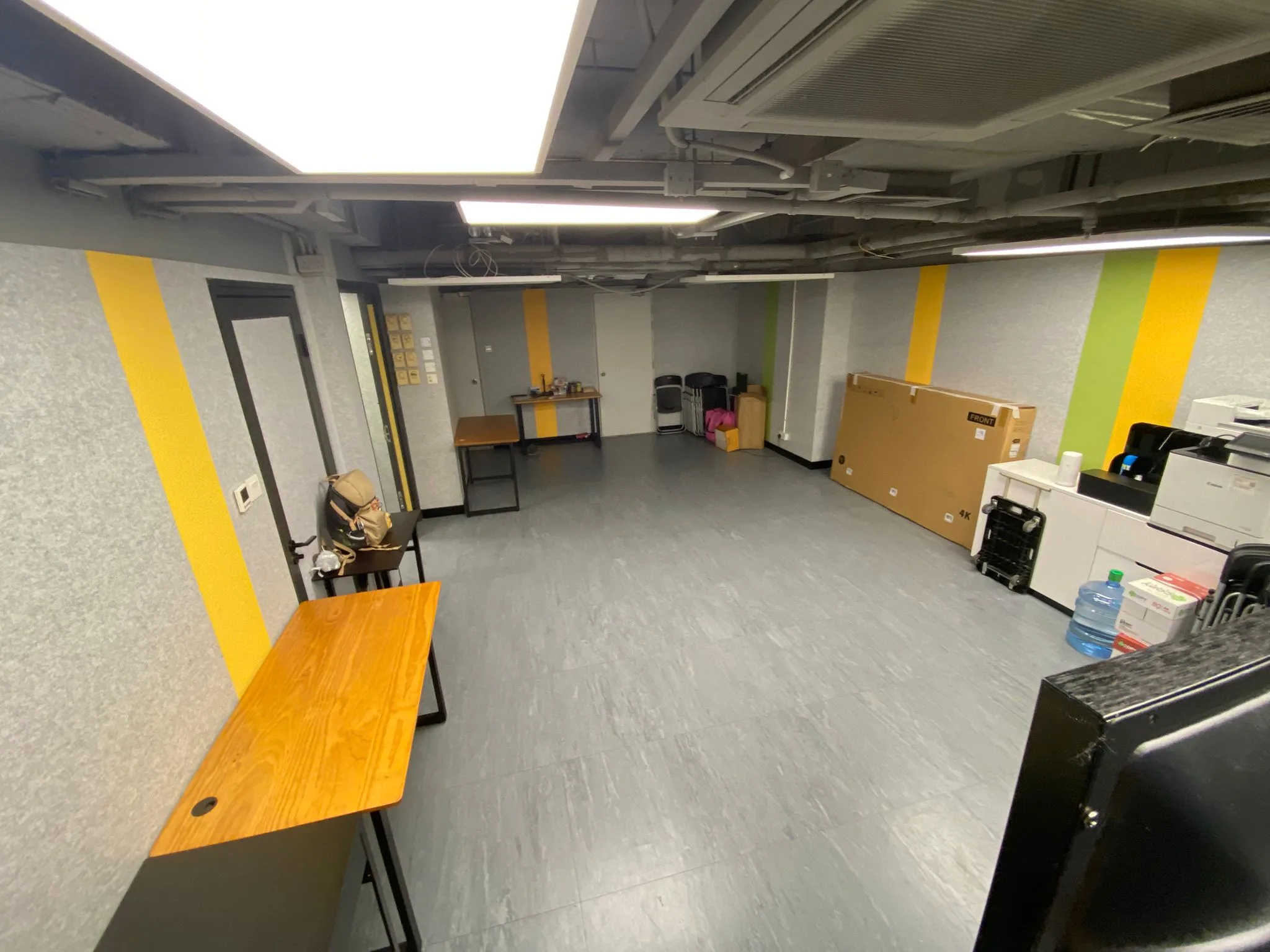 場地另一角度,可見側邊桌子及收納位置 / Another venue angle showing side tables and storage areas